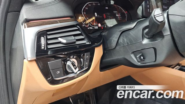 BMW 5-Series 2022 — photo 10