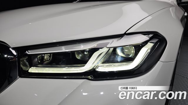 BMW 5-Series 2022 — photo 13