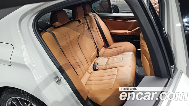 BMW 5-Series 2022 — photo 18