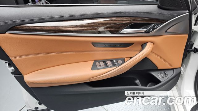 BMW 5-Series 2022 — photo 14