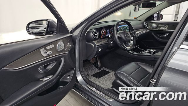 Mercedes-Benz E-Class 2017 — photo 10