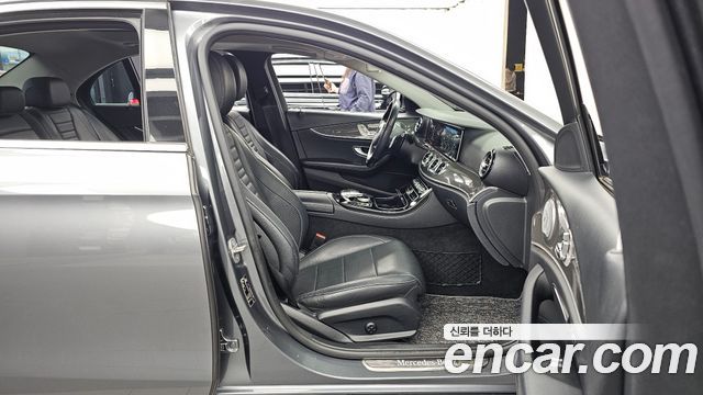 Mercedes-Benz E-Class 2017 — photo 11