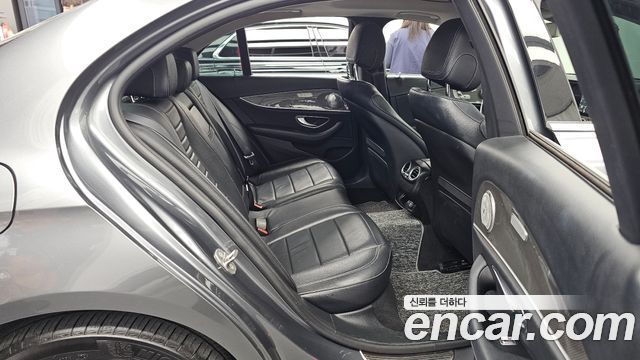 Mercedes-Benz E-Class 2017 — photo 12
