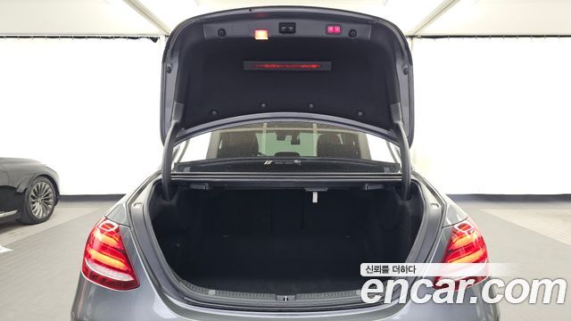 Mercedes-Benz E-Class 2017 — photo 20