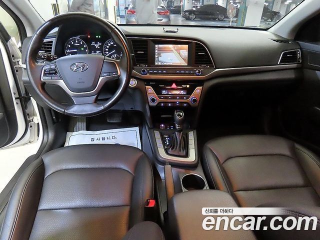 Hyundai AVANTE 2017 — photo 10