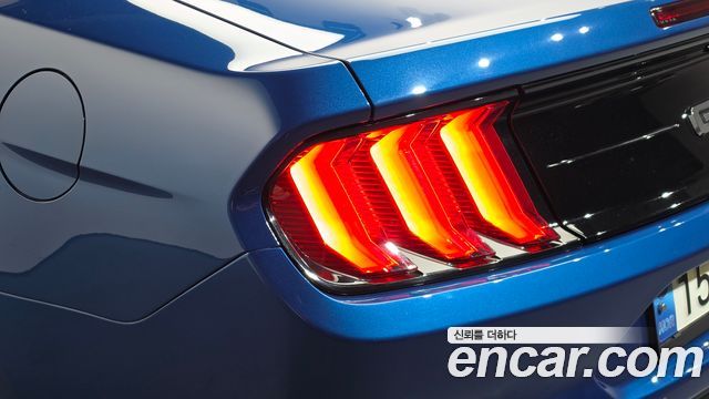 Ford Mustang 2022 — photo 9