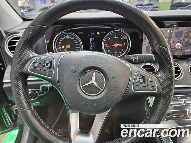 Mercedes-Benz E-Class 2017 — photo 14