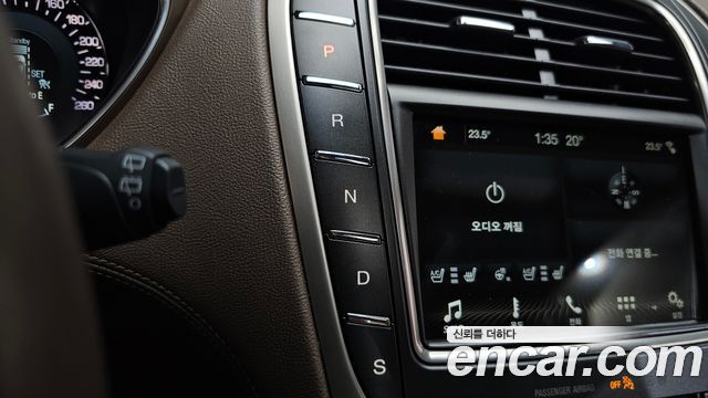 Lincoln MKX 2018 — photo 12