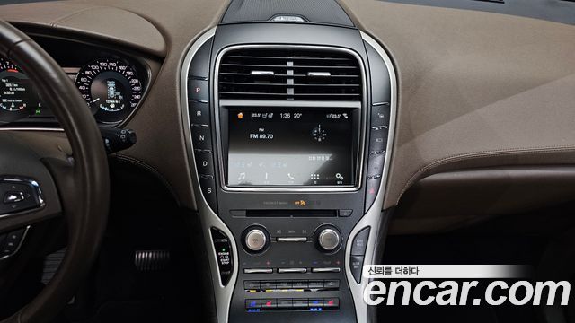 Lincoln MKX 2018 — photo 22