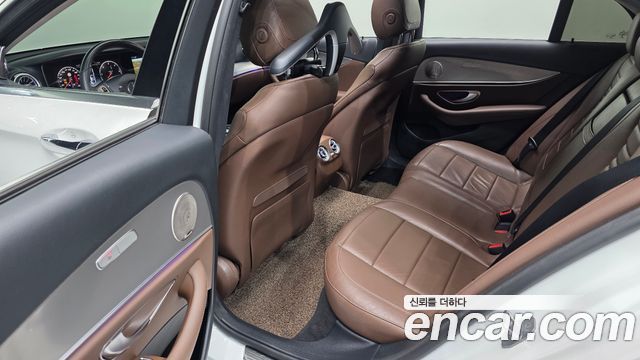 Mercedes-Benz E-Class 2017 — photo 18
