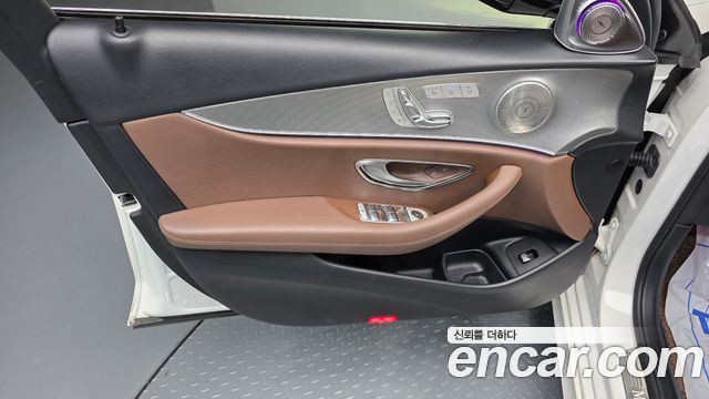 Mercedes-Benz E-Class 2017 — photo 14