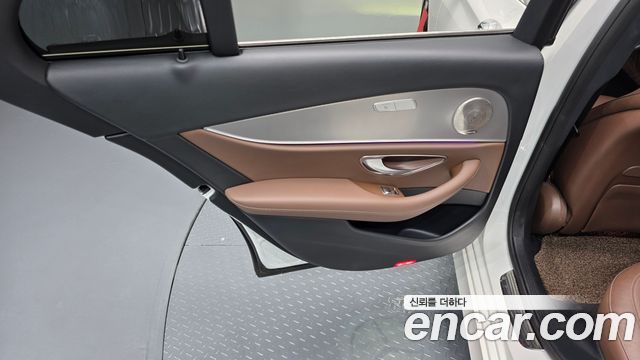 Mercedes-Benz E-Class 2017 — photo 15
