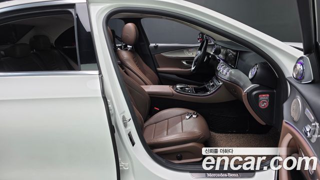 Mercedes-Benz E-Class 2017 — photo 16