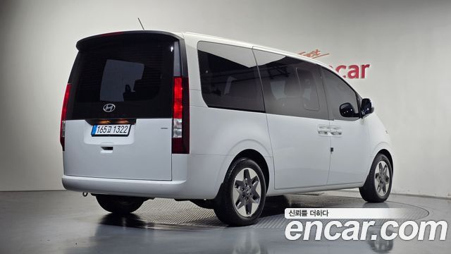 Hyundai Staria 2025 — photo 2