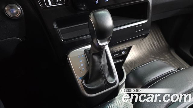 Hyundai Staria 2025 — photo 12