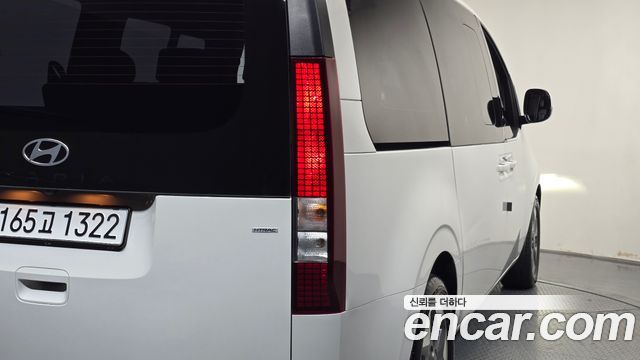 Hyundai Staria 2025 — photo 9