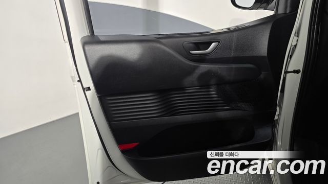 Hyundai Staria 2025 — photo 14