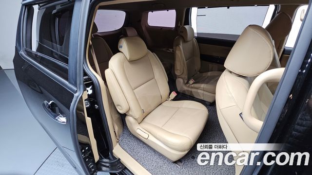 Kia Canival 2015 — photo 17