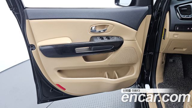 Kia Canival 2015 — photo 14