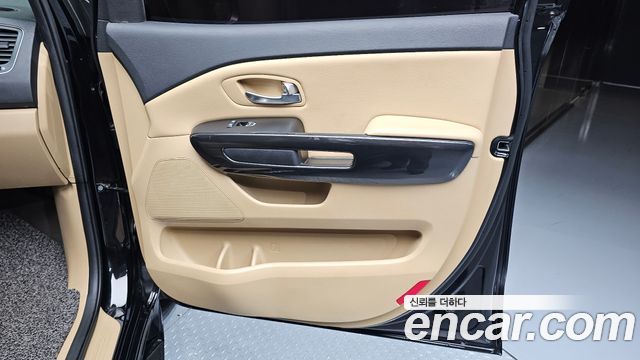 Kia Canival 2015 — photo 15