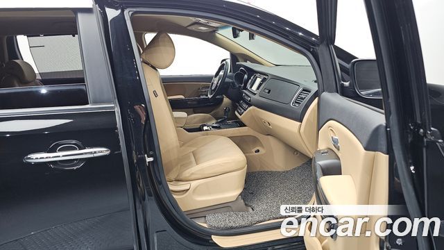 Kia Canival 2015 — photo 16
