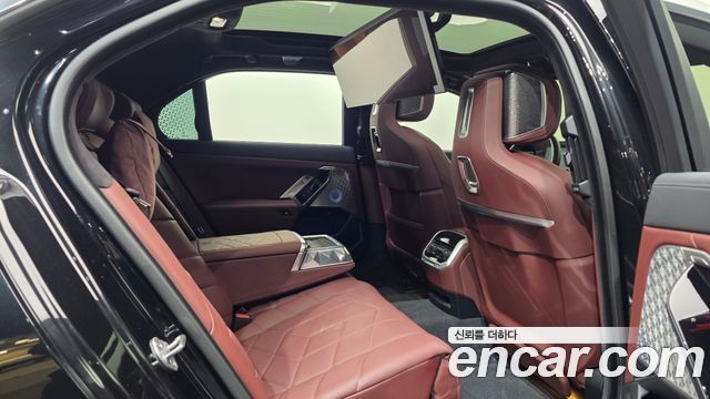 BMW 7-Series 2024 — photo 12