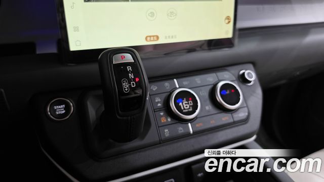 Land Rover Defender 2023 — photo 9