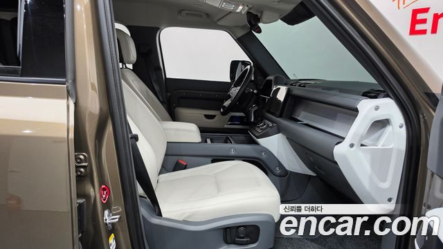 Land Rover Defender 2023 — photo 11