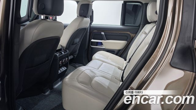 Land Rover Defender 2023 — photo 12