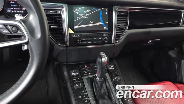 Porsche Macan 2017 — photo 18