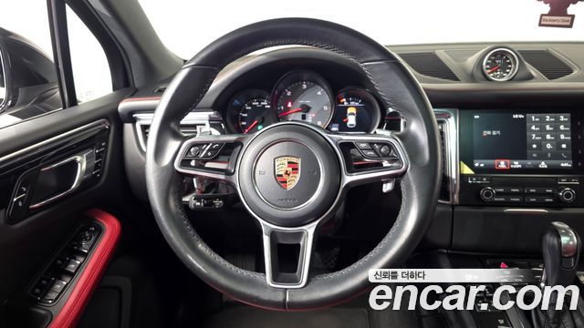 Porsche Macan 2017 — photo 19