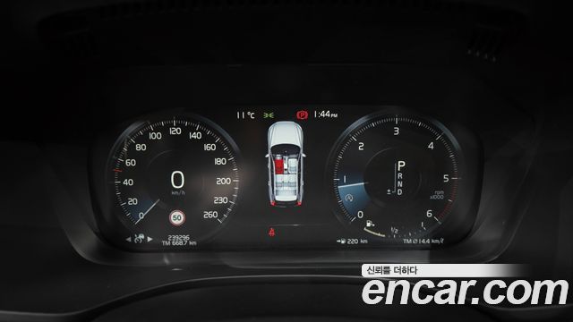 Volvo XC60 2019 — photo 8