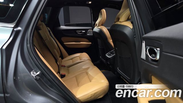 Volvo XC60 2019 — photo 11