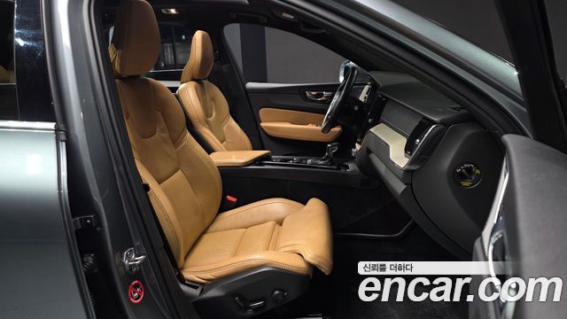 Volvo XC60 2019 — photo 12