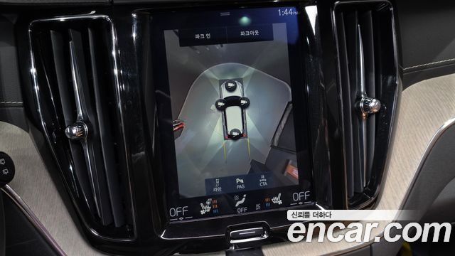 Volvo XC60 2019 — photo 15