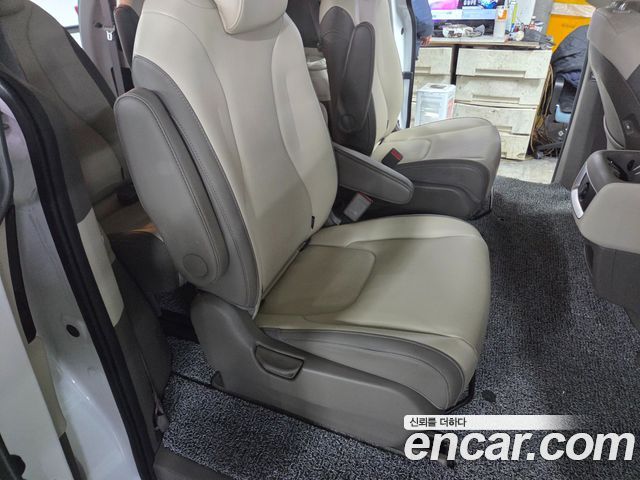 Kia Canival 2021 — photo 16