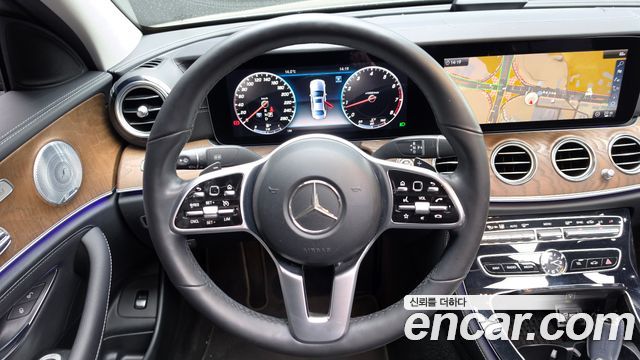 Mercedes-Benz E-Class 2019 — photo 18