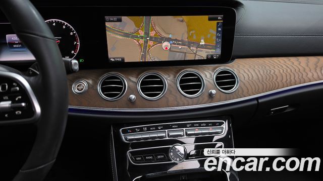 Mercedes-Benz E-Class 2019 — photo 19