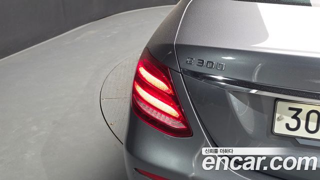 Mercedes-Benz E-Class 2019 — photo 9