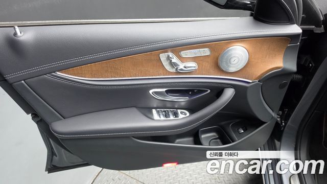 Mercedes-Benz E-Class 2019 — photo 14