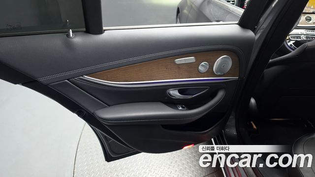 Mercedes-Benz E-Class 2019 — photo 15