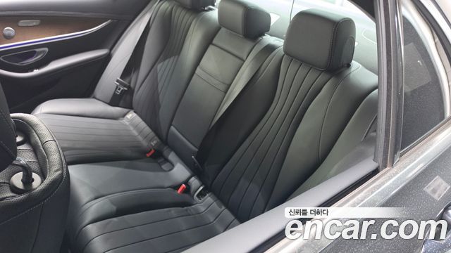 Mercedes-Benz E-Class 2019 — photo 31