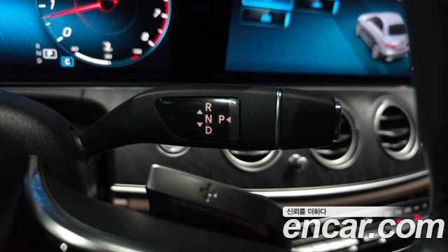 Mercedes-Benz E-Class 2022 — photo 12