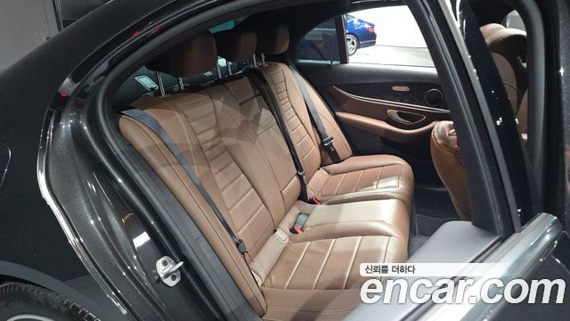 Mercedes-Benz E-Class 2022 — photo 17