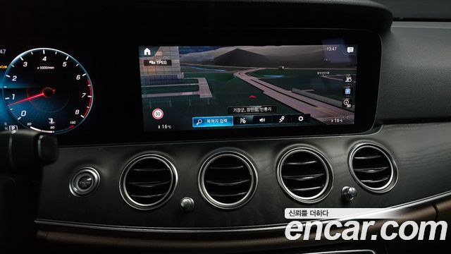 Mercedes-Benz E-Class 2022 — photo 23