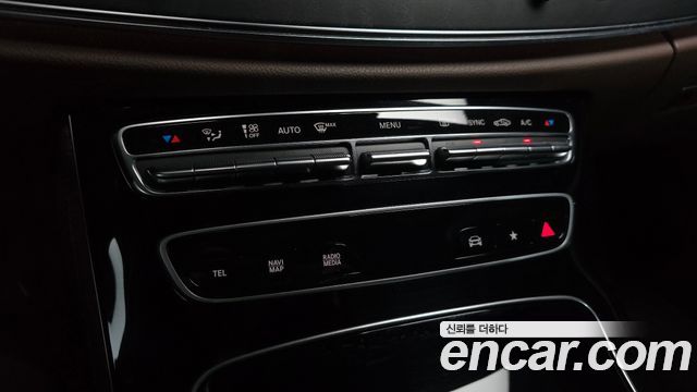 Mercedes-Benz E-Class 2022 — photo 24