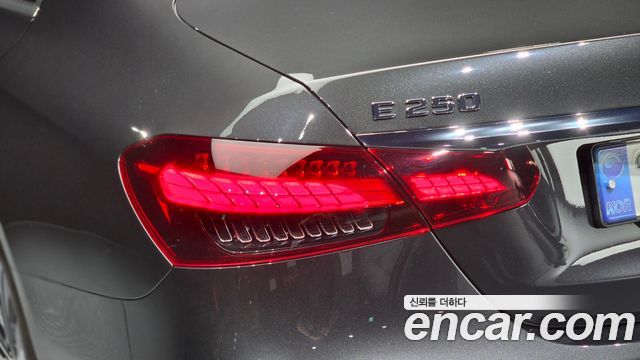 Mercedes-Benz E-Class 2022 — photo 9