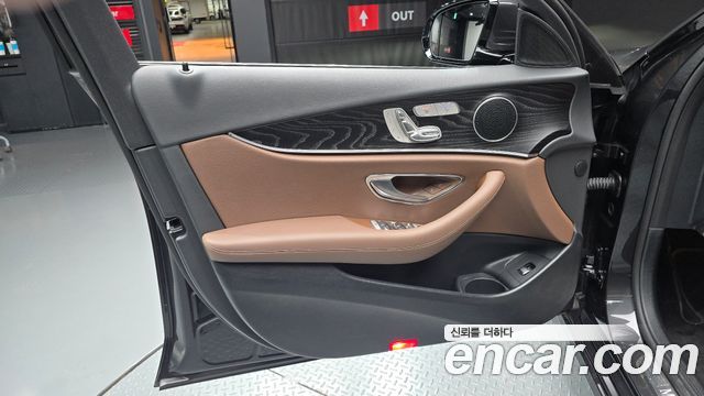 Mercedes-Benz E-Class 2022 — photo 14