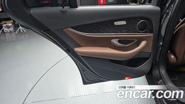 Mercedes-Benz E-Class 2022 — photo 15