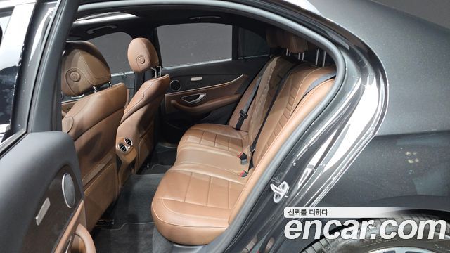 Mercedes-Benz E-Class 2022 — photo 16